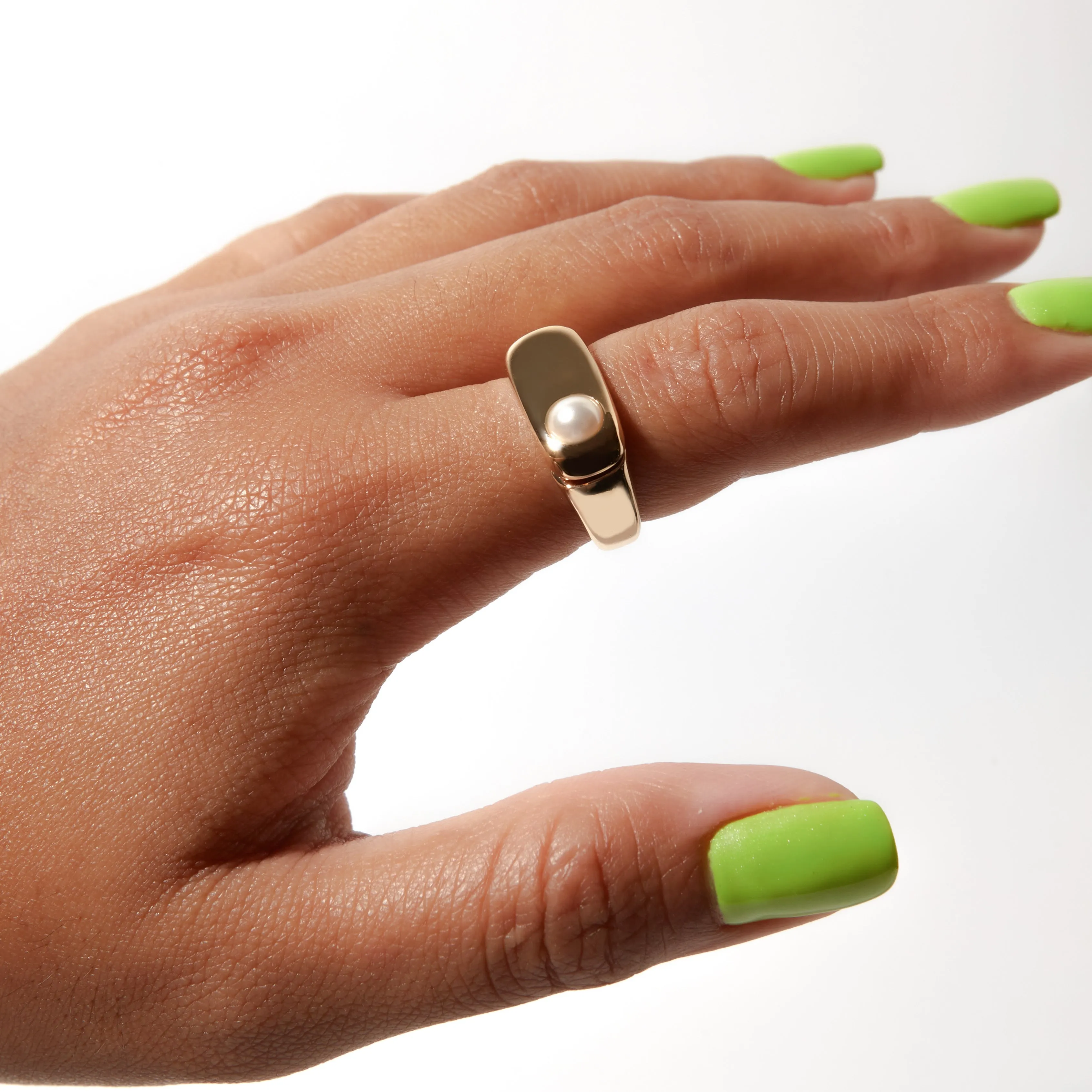 KYRA PEARL RING (VICTORIA & SOFIA X THE M)