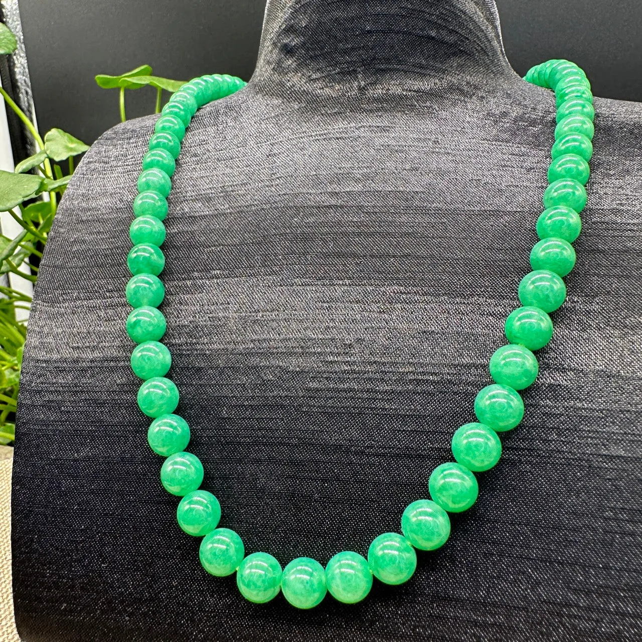 Radiant Opulence: High-End Jadeite Jade Beads Necklace ( Collectibles )